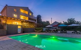 House Mirabelle With Pool
